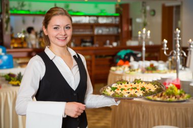 catering hizmeti çalışan ya da garson meze tepsisi ile