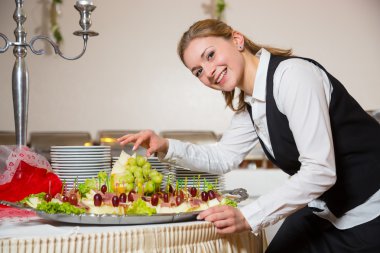 catering hizmeti çalışan ya da garson bir büfe hazırlama