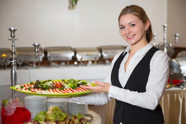 Serviço de catering empregado posando com bandeja para buffett — Fotografia de Stock