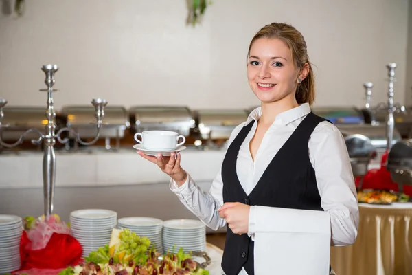 Catering service medarbetare i restaurang poserar med soppa maträtt — Stockfoto