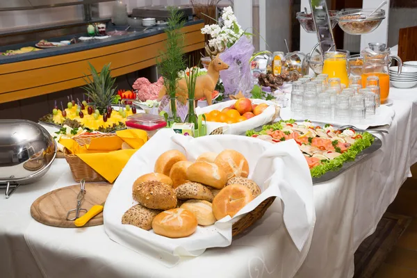 Pequeno-almoço buffet em um restaurante ou hotel — Fotografia de Stock