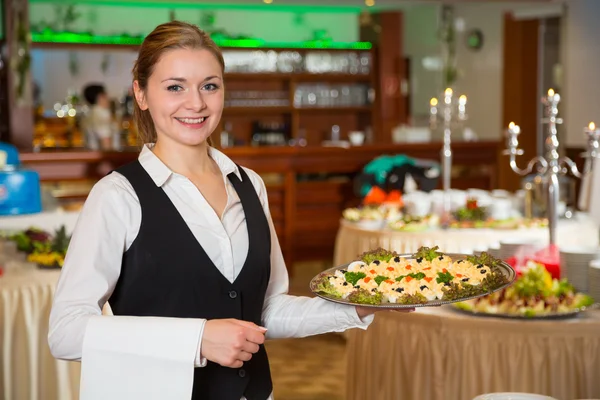 Servicio de catering empleado o camarera con una bandeja de aperitivos — Foto de Stock