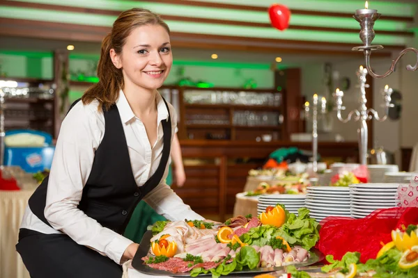 Catering dienst werknemer voorbereiding een buffet — Stockfoto
