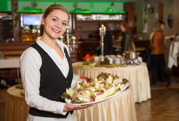 Catering dienst werknemer of serveerster met een lade van voorgerechten — Stockfoto