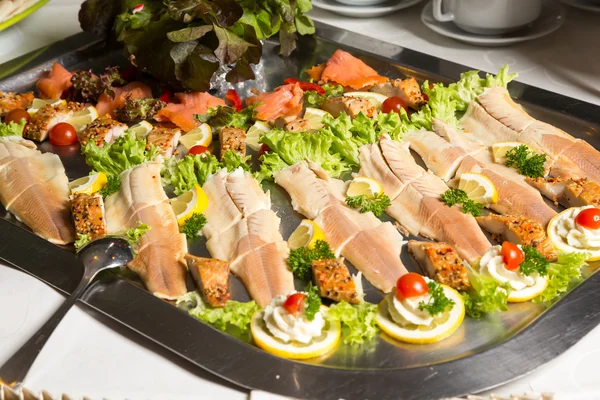 Salmón en bandeja en el buffet en el restaurante — Foto de Stock