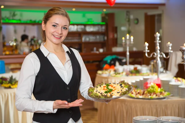 Catering service medarbetare eller servitrisen med en bricka med aptitretare — Stockfoto