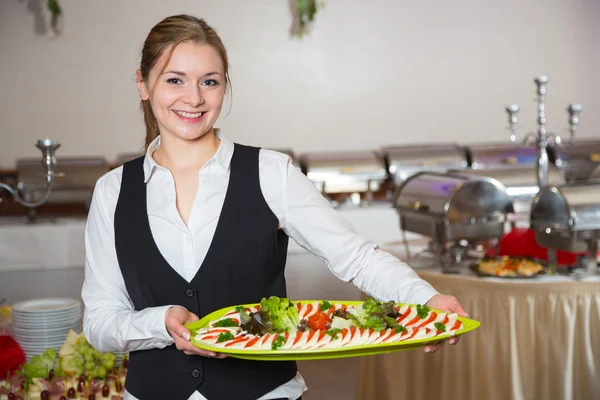 Serviço de catering empregado posando com bandeja para buffett — Fotografia de Stock