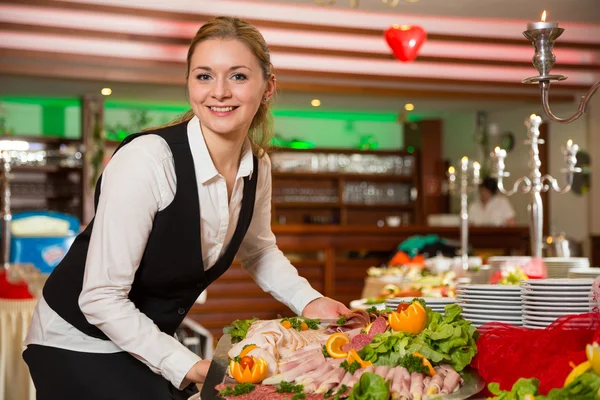 Catering szolgáltatás munkavállaló svédasztalos előkészítése — Stock Fotó