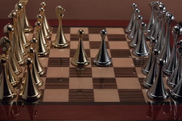 Две шахматные пешки — стоковое фото