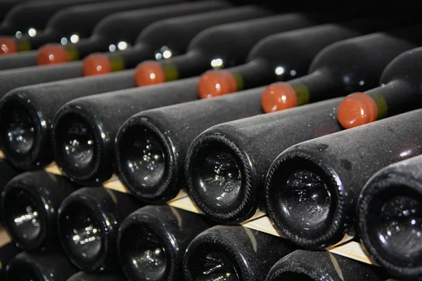 Vieilles bouteilles de vin Image En Vente