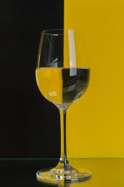 Glas op geel en zwart — Stockfoto