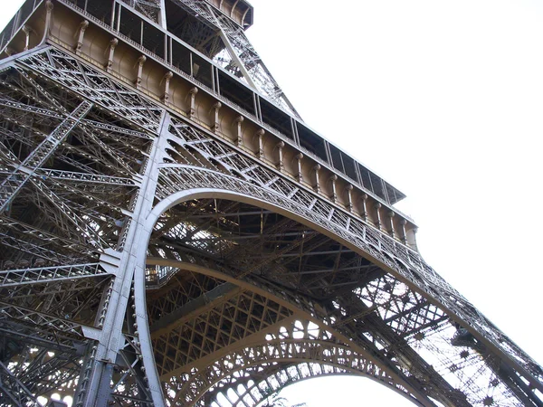 Fragmento de torre Eiffel sobre blanco — Foto de Stock