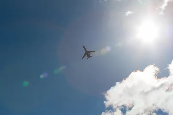Самолет и солнце — стоковое фото