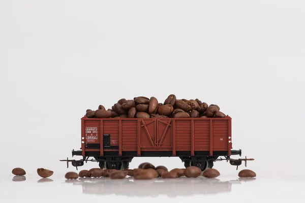 Juguete coche ferroviario con granos de café — Foto de Stock