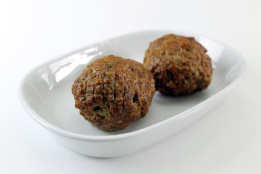 bir tabak portre açılı iki köfte