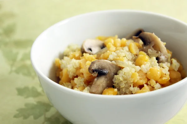 Sarı split bezelye ve mantar ile quinoa