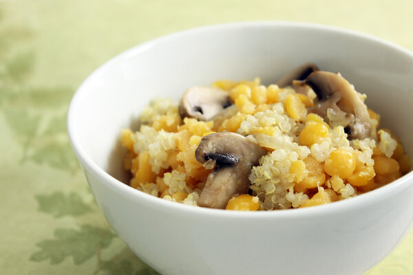 Желтый горошек и киноа с муштрушками
