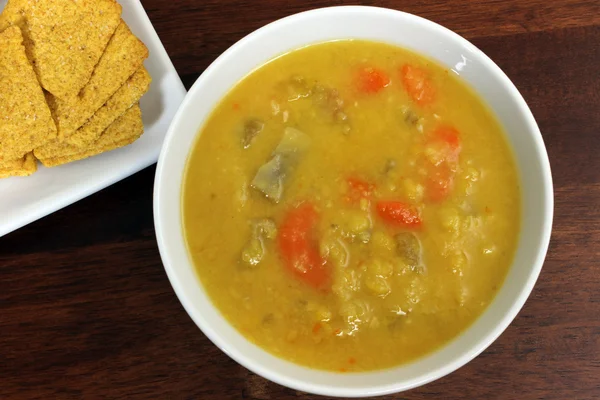 Вегетаріанські жовтий гороховий суп — стокове фото