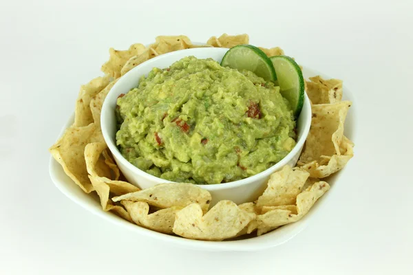 guacamole limon dilimleri ve tortilla cips