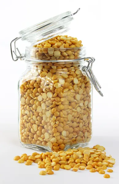 Sarı split bezelye bir kavanoz içinde