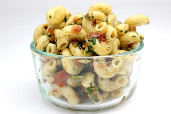 bir kapta makarna salatası