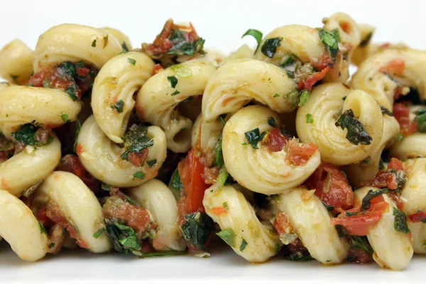 Üç bitki pesto makarna ile