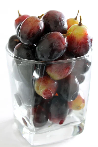 Bardakta siyah üzüm.