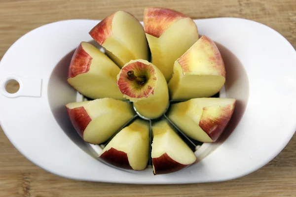 Äpfel entkernt und in Scheiben geschnitten — Stockfoto