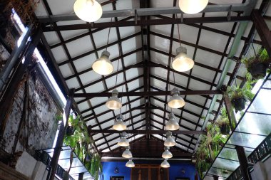 Bir binanın tavan lambasının aydınlığı.