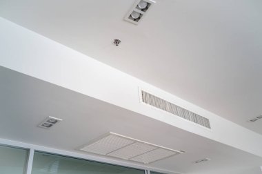 Büyük odalar, sergi odası, iş kullanımı için beyaz tavan monte edilmiş kaset tipi klima.