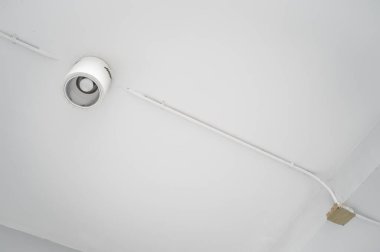 Halojen lambalı asma tavan ve boş bir oda ya da evde alçıpan inşaatı. Gergin tavan beyaz ve karmaşık şekil.