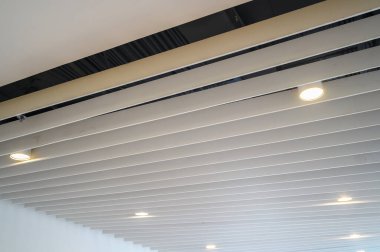 Modern bir binanın içi, modern tavanda floresan lamba.