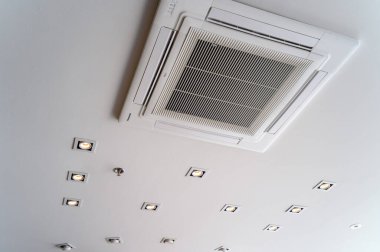 Tavana monte edilmiş kaset tipi klima, modern bir binanın içi..