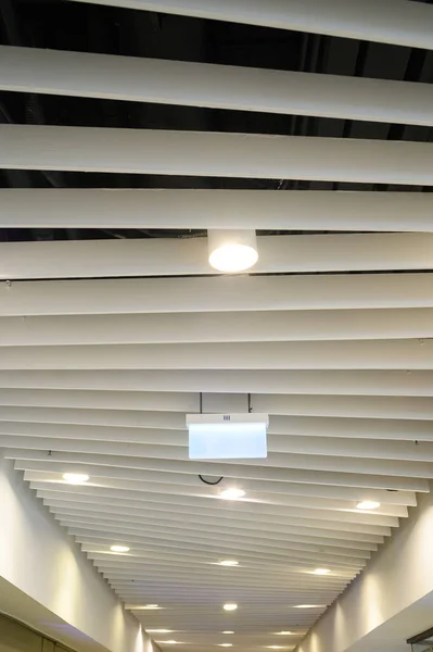 Interior Edificio Moderno Lámpara Fluorescente Techo Moderno —  Fotos de Stock