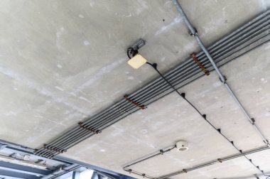 Tavana elektrik kabloları döşenmiş. Elektrik kablo sistemi kurulumu kavramı.
