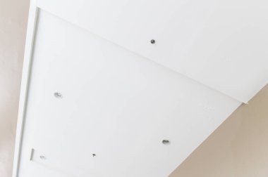 Modern tavanda flüoresan lambalar. İç fikir kavramı.