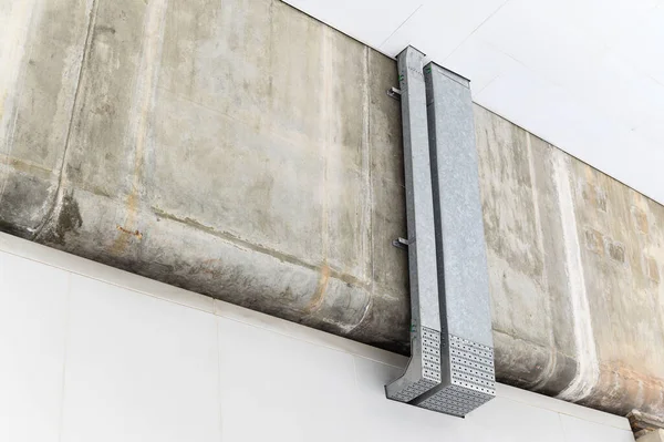 天井に電気配線を設置する 電気ケーブルシステム設置コンセプト — ストック写真