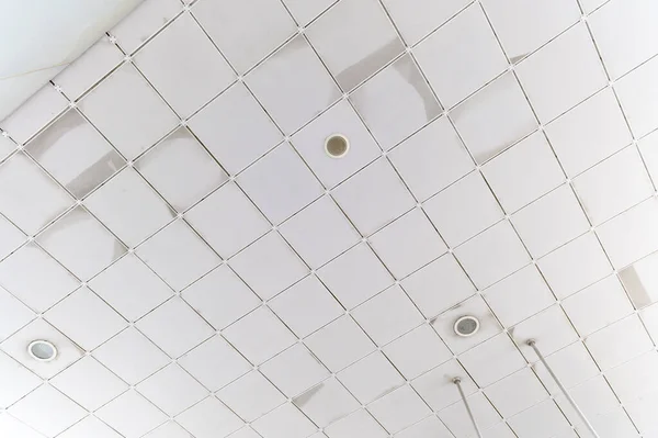 現代の天井に蛍光灯 正方形のタイルの明るい天井 インテリアの考え方 — ストック写真