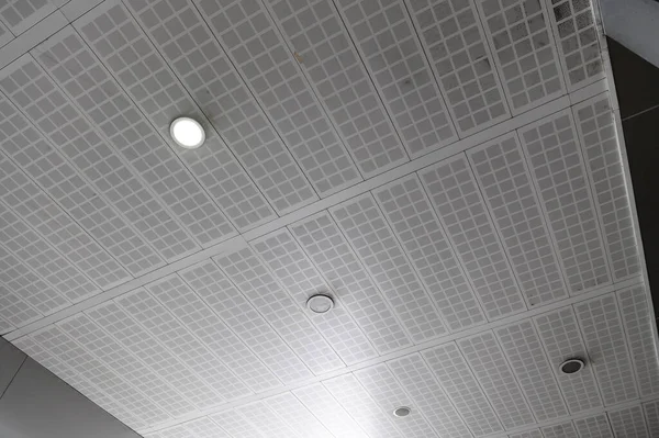 Флуоресцентные Лампы Современном Потолке Светящийся Потолок Квадратной Плитки Концепция Интерьера — стоковое фото