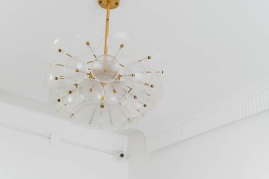 Modern ampul avizesi ve lamba modern tarzda. Beyaz odada sıcak tonlu ampul lambası