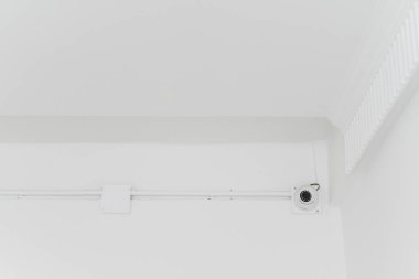 Beyaz tavan arkaplanındaki kapalı devre kamera, CCTV