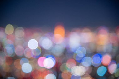 Gece, Bokeh 'in Japon ofis binasını bulanıklaştırdı.