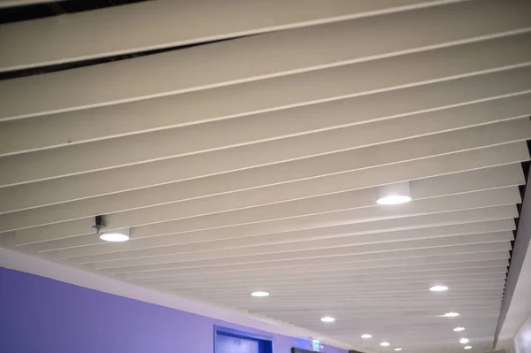 Интерьер Современного Здания Флуоресцентная Лампа Современном Потолке — стоковое фото