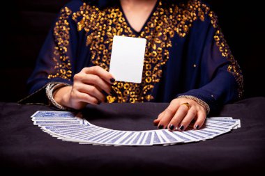 Falcı elleri ve tarot kartları..