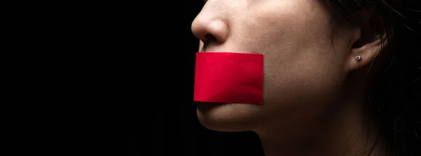 言論の自由 報道の自由というテーマについての概念 国際人間の権利日 少女の顔は赤い紙で彼女の口を密封されています — ストック写真