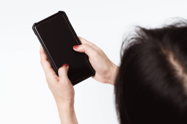 Cep telefonu tutan Asyalı kadınlar. İletişim teknolojisi kavramı.