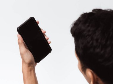 Cep telefonu tutan Asyalı biri. İletişim teknolojisi kavramı.