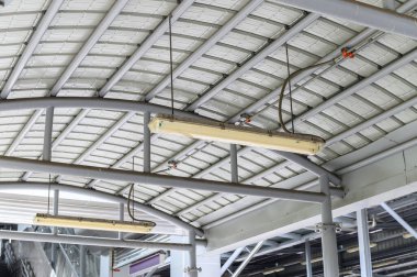 Modern tavanda flüoresan lambalar. Kare karoların parlak tavanı. İç fikir kavramı.