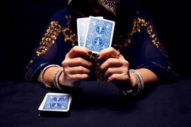 Falcı elleri ve tarot kartları..