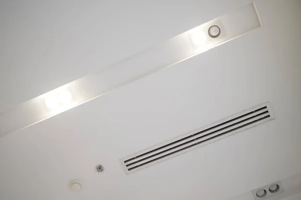 Mennyezeti Szerelt Kazetta Típusú Légkondicionáló Modern Lámpa Fény Fehér Mennyezeten — Stock Fotó